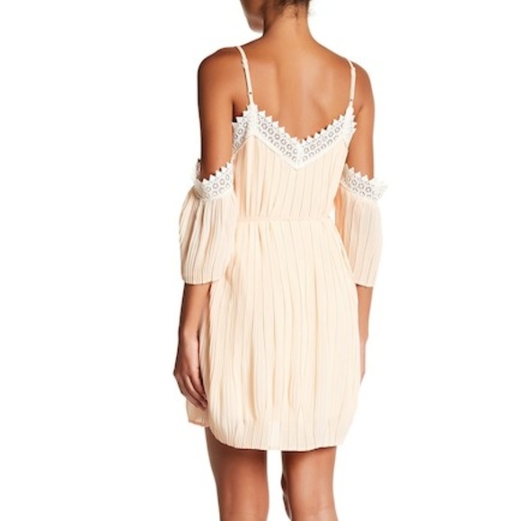 ❤️Host Pick❤️New!Romeo & Juliet Couture Cold Shoulder Dress - Picture 2 of 2